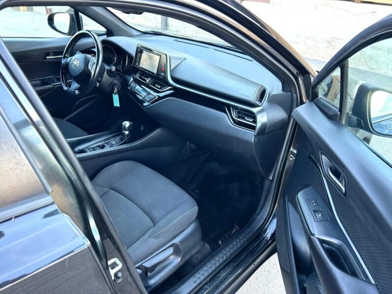 
								2018 Toyota C-HR XLE SUV full									