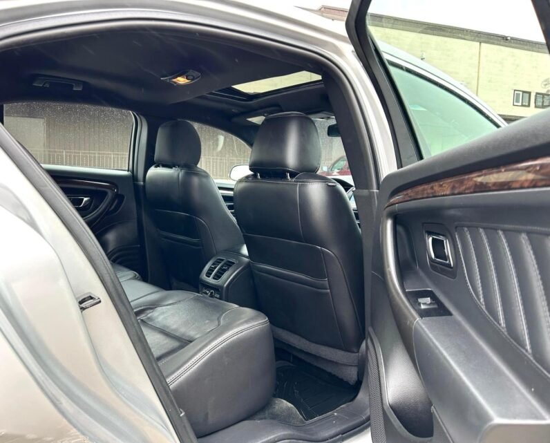 
								2016 Ford Taurus Limited AWD Sedan full									