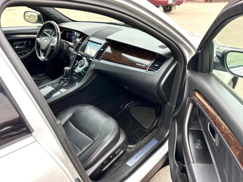 
								2016 Ford Taurus Limited AWD Sedan full									