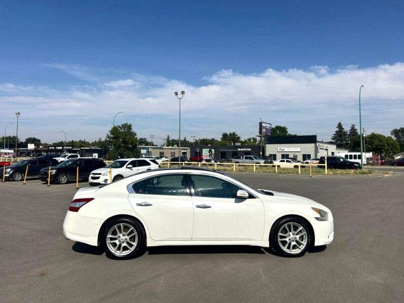 
								2011 Nissan Maxima Premium Sedan full									