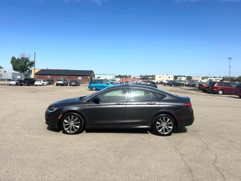 
								2016 Chrysler 200S Sedan full									