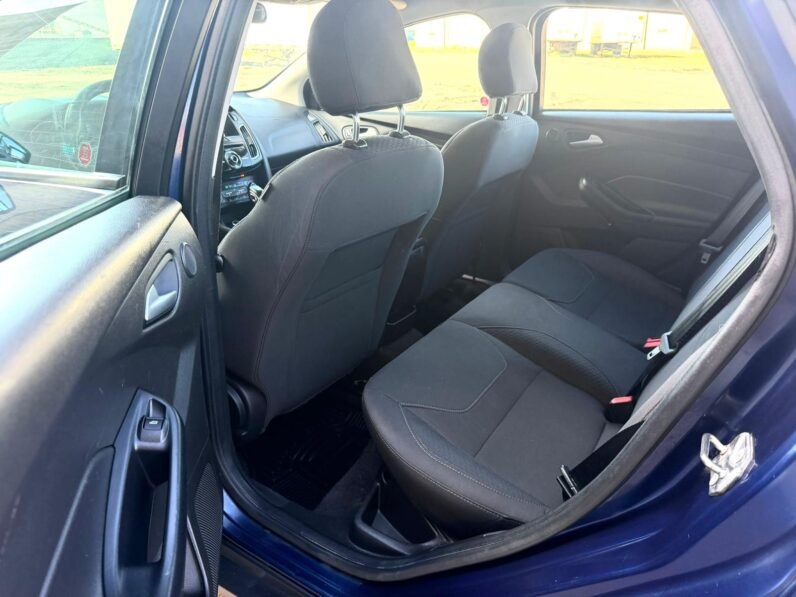 
								2016 Ford Focus SE Sedan full									