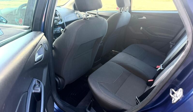
								2016 Ford Focus SE Sedan full									