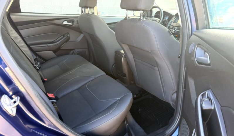 
								2016 Ford Focus SE Sedan full									