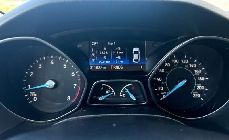 
								2016 Ford Focus SE Sedan full									