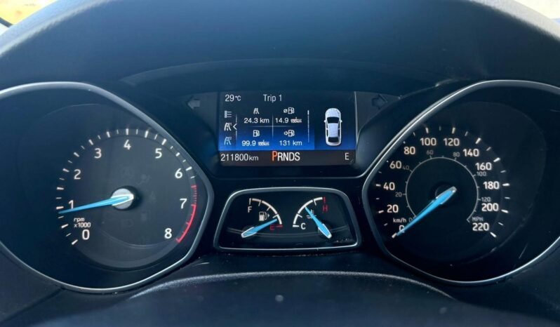 
								2016 Ford Focus SE Sedan full									