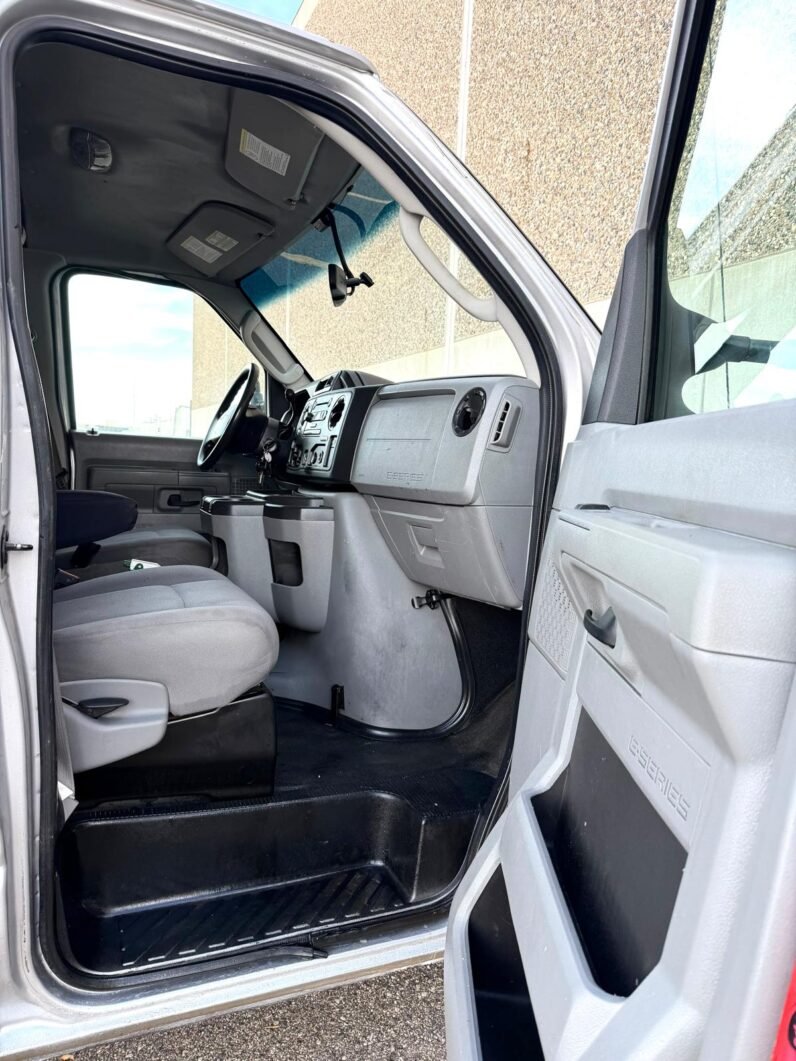 
								2013 Ford Econoline 250 Cargo Van full									