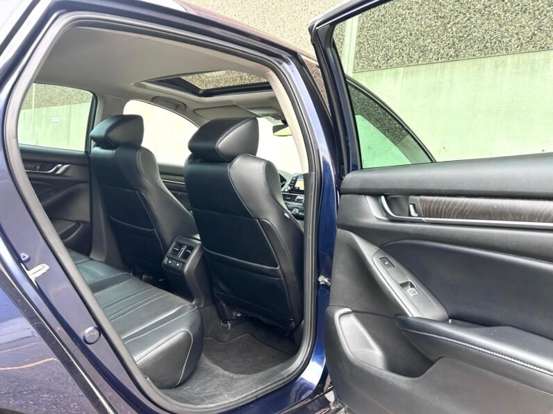 
								2018 Honda Accord Touring Sedan full									